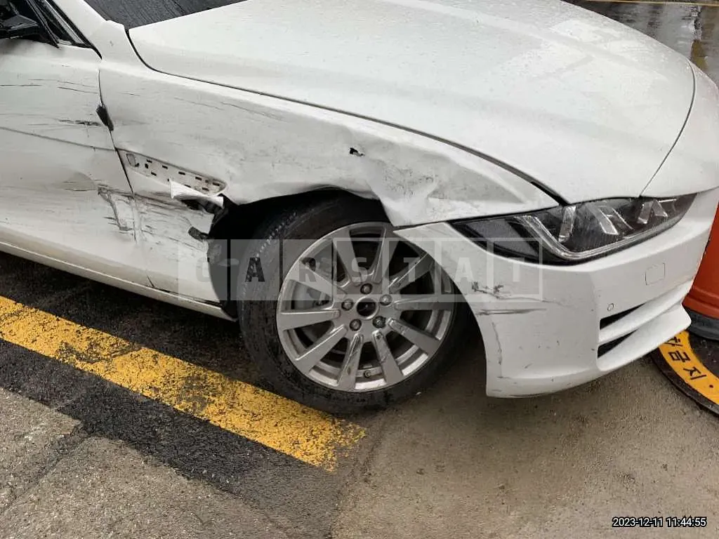 Photo 2 of 33: 2017 Jaguar XE 20d, VIN SAJAB4BNXHCP04555 — Korean insurance auction