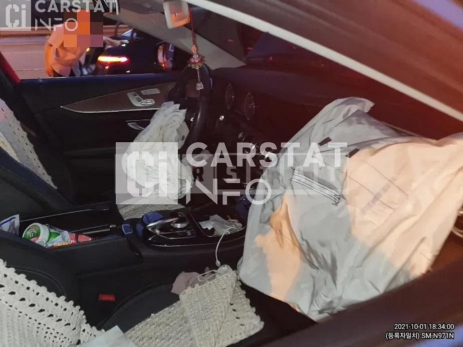 Photo 2 of 5: 2019 Mercedes-Benz E220 d, VIN WDDZF0EB9KA692469 — Korean insurance auction
