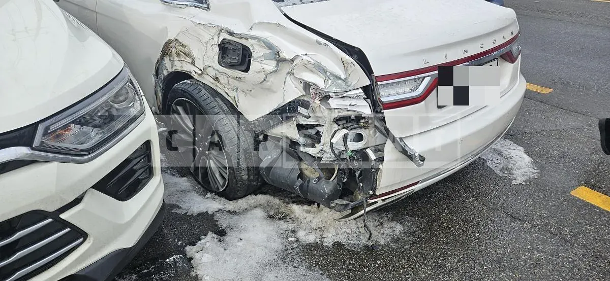 Photo 3 of 3: 2019 Bentley Lincoln Continental 3.0 AWD — Korean insurance auction