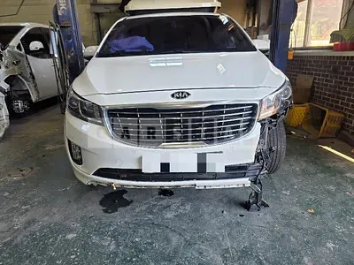 Photo 1 of 33: 2015 Kia Carnivals — Korean insurance auction