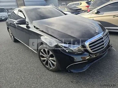 Photo 1 of 12: 2019 Mercedes-Benz E 300 4Matic, VIN WDDZF4KB8KA677084 — Korean insurance auction