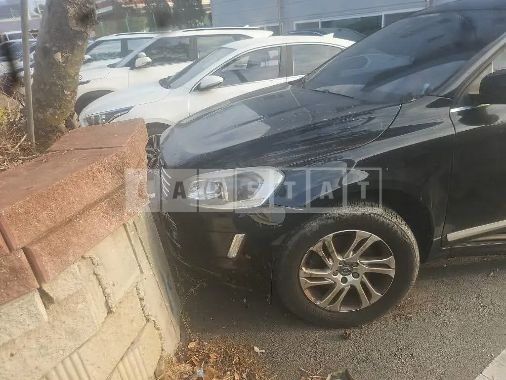 Photo 2 of 20: 2016 Volvo XC60 D3, VIN YV1DZARBDG2864101 — Korean insurance auction