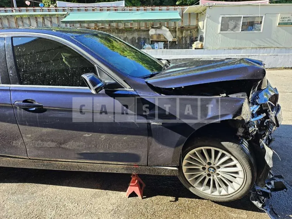 Photo 2 of 6: 2017 BMW 320i, VIN WBA8A9101HK883963 — Korean insurance auction