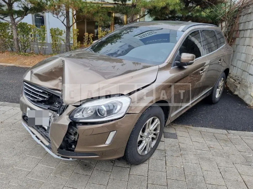Photo 2 of 7: 2017 Volvo XC60D3, VIN YV1DZARBDH2165713 — Korean insurance auction