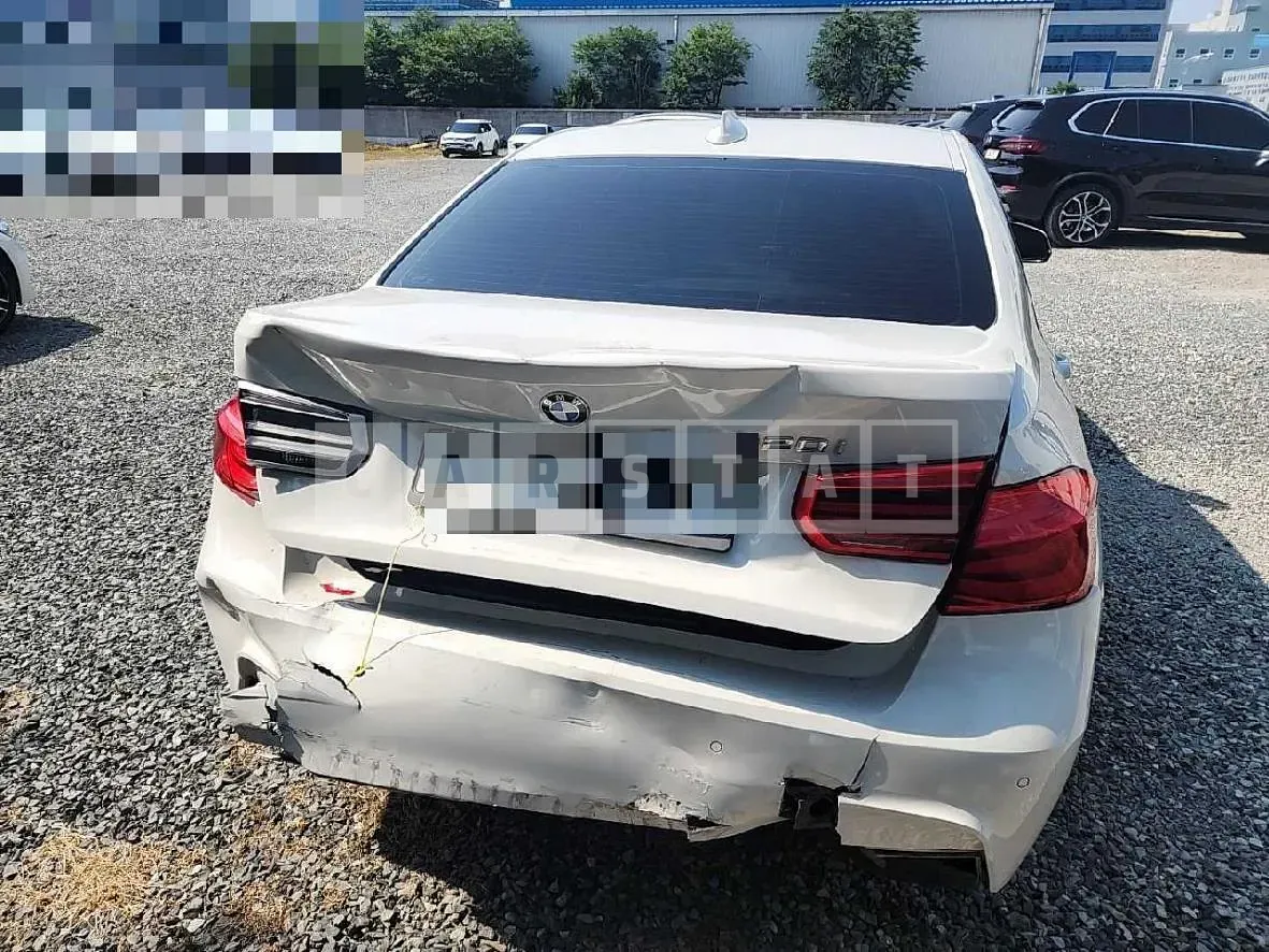 Photo 2 of 15: 2017 BMW 320i — Korean insurance auction