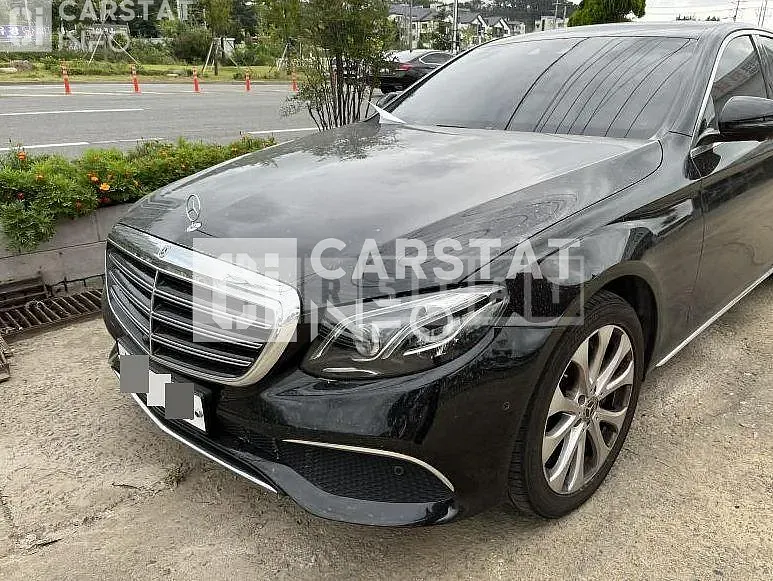 Photo 2 of 19: 2018 Mercedes-Benz Sandsbenz E300 — Korean insurance auction