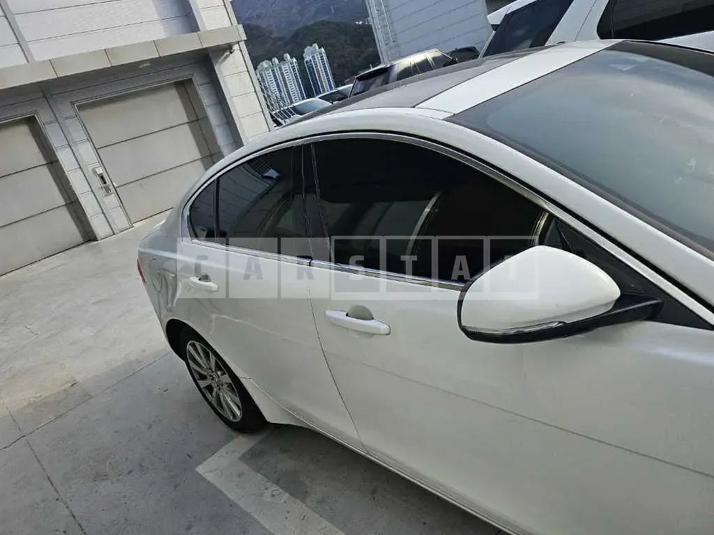 Photo 2 of 14: 2016 Jaguar XE 2.0d — Korean insurance auction