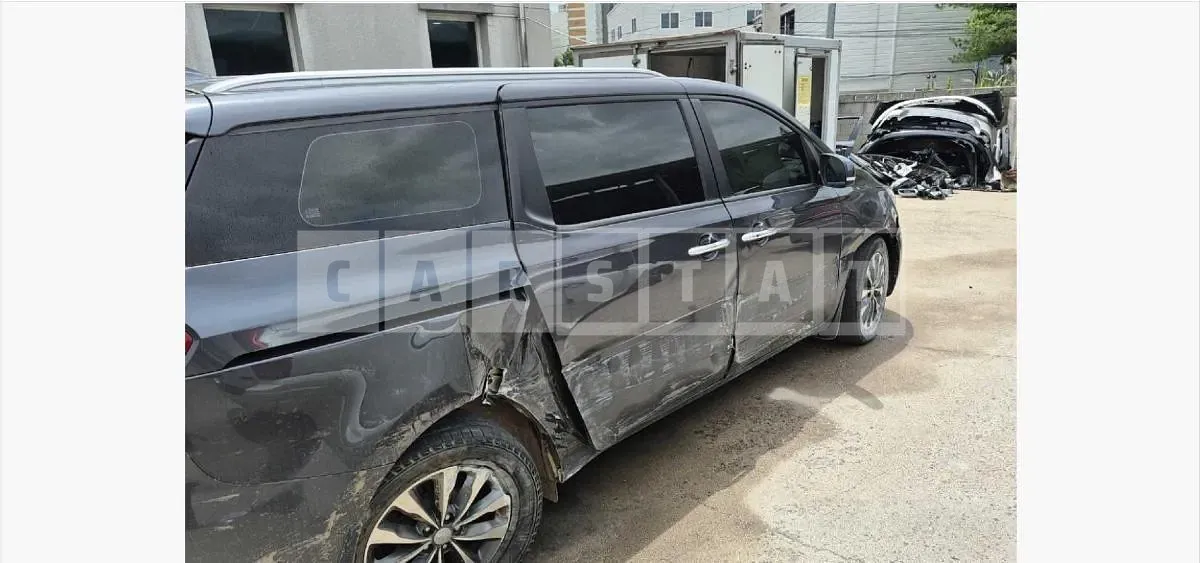 Photo 2 of 15: 2017 Kia Carnivals — Korean insurance auction