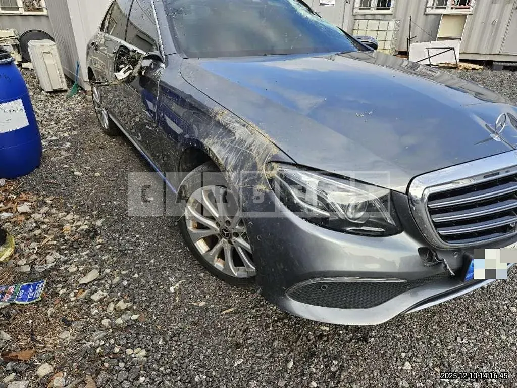 Photo 2 of 36: 2017 Mercedes-Benz E300 4Matic — Korean insurance auction