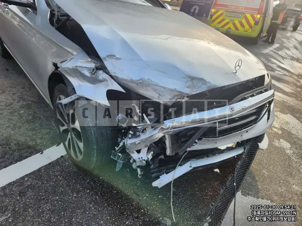 Photo 2 of 18: 2019 Mercedes-Benz E 300, VIN WDDZF4KB9KA542728 — Korean insurance auction