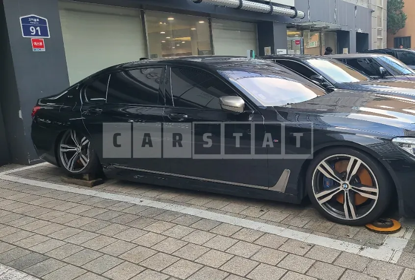 Photo 2 of 16: 2017 BMW M760Li xDrive, VIN WBA7H6104HG987288 — Korean insurance auction