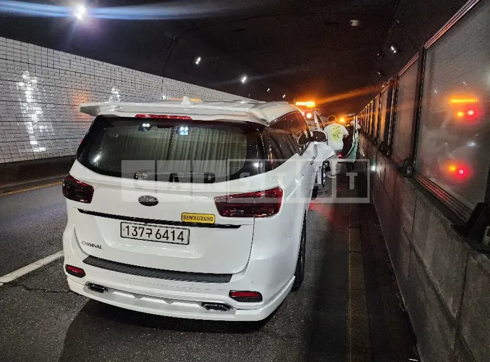 Photo 2 of 6: 2019 Kia Carnival — Korean insurance auction