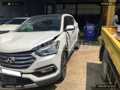 Photo 1 of 13: 2017 Hyundai Santa Fe, VIN KMHSW81UDHU743394 — Korean insurance auction