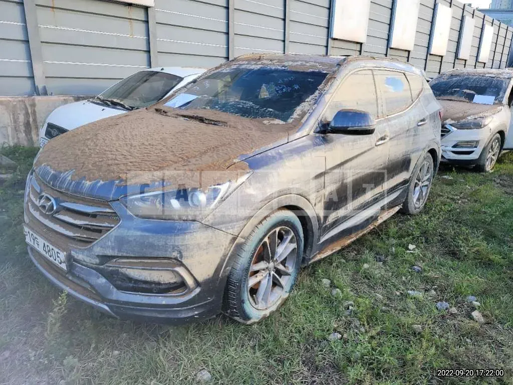 Photo 2 of 11: 2016 Hyundai Santa Fe, VIN KMHSW81UBGU640002 — Korean insurance auction