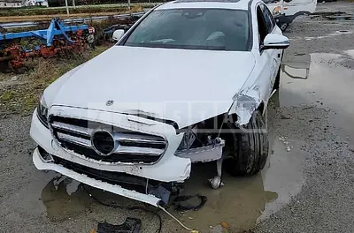Photo 1 of 56: 2019 Mercedes-Benz E300 4Matic, VIN WDDZF4KB7KA635330 — Korean insurance auction