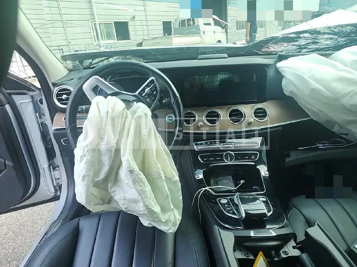 Photo 2 of 33: 2019 Mercedes-Benz E220 d 4Matic — Korean insurance auction