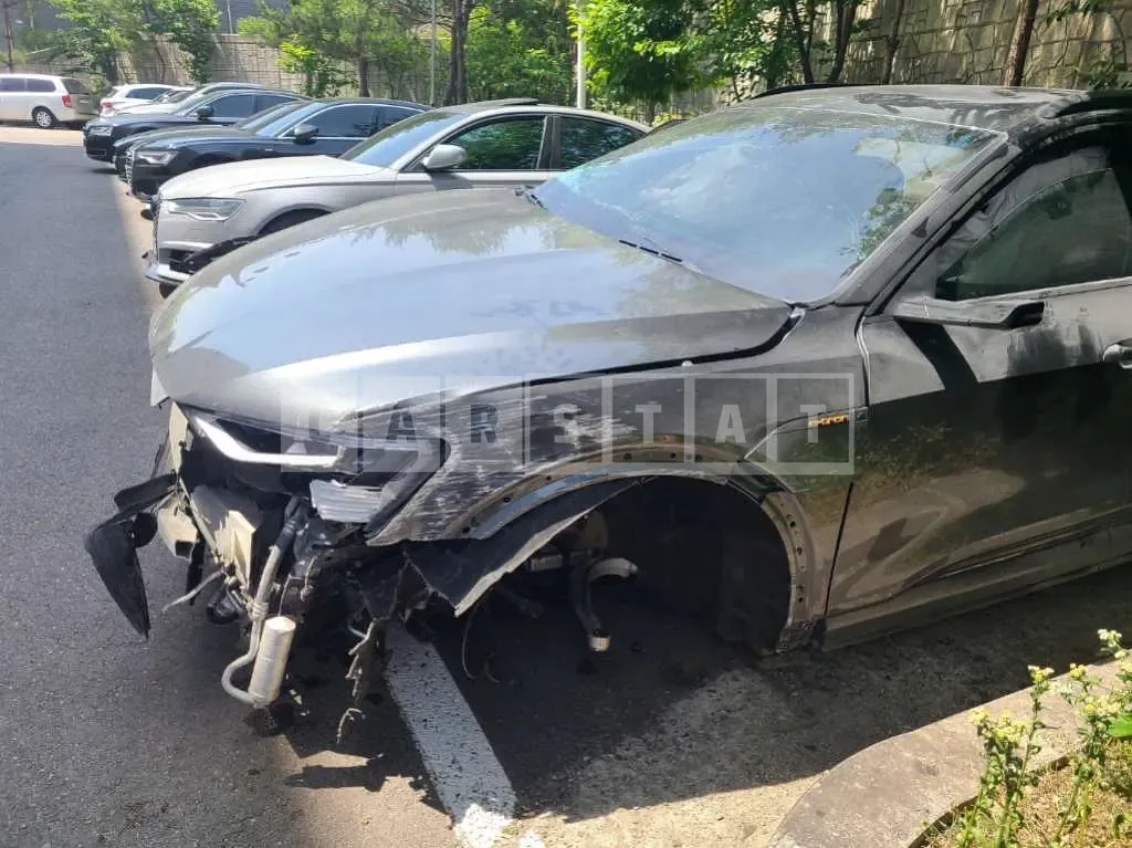Photo 2 of 30: 2023 Audi e-tron S — Korean insurance auction
