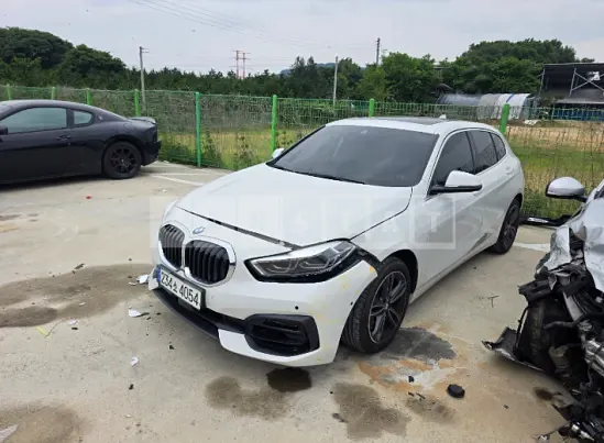 Photo 2 of 16: 2021 BMW 120i — Korean insurance auction