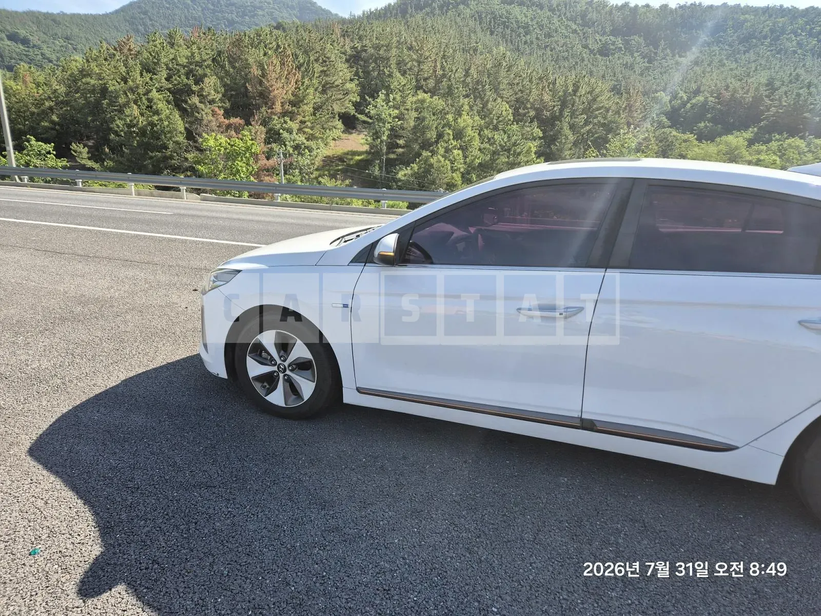 Photo 2 of 3: 2017 Hyundai IONIQ Electric, VIN KMHC051HFJU018724 — Korean insurance auction