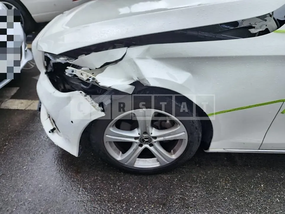 Photo 2 of 10: 2017 Mercedes-Benz E200, VIN WDDZF4CBXJA300527 — Korean insurance auction