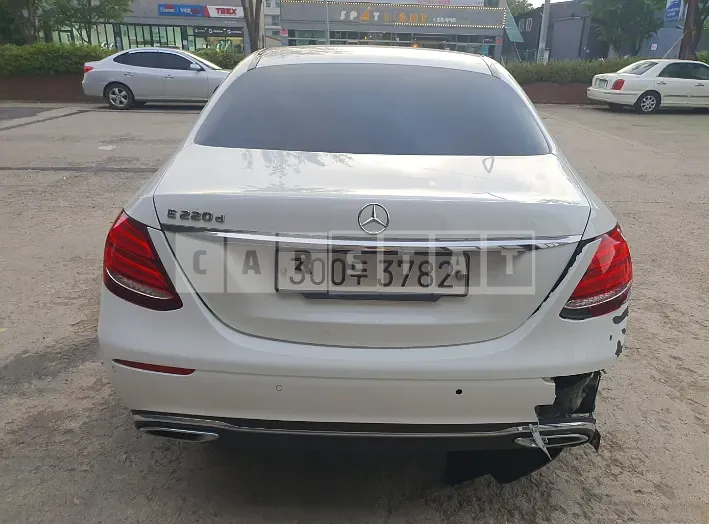 Photo 2 of 14: 2017 Mercedes-Benz E220d, VIN WDDZF0EB8HA069059 — Korean insurance auction