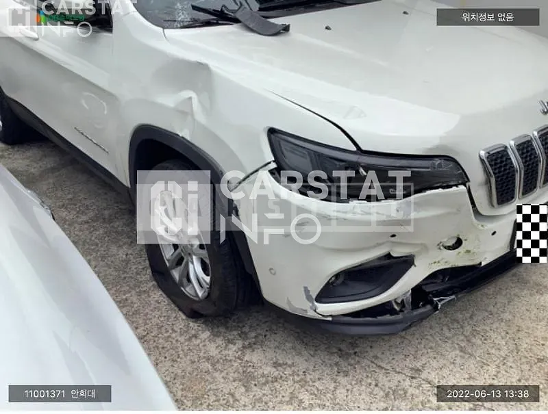 Photo 2 of 16: 2019 Jeep Cherokee, VIN 1C4PJMCB3KD382777 — Korean insurance auction