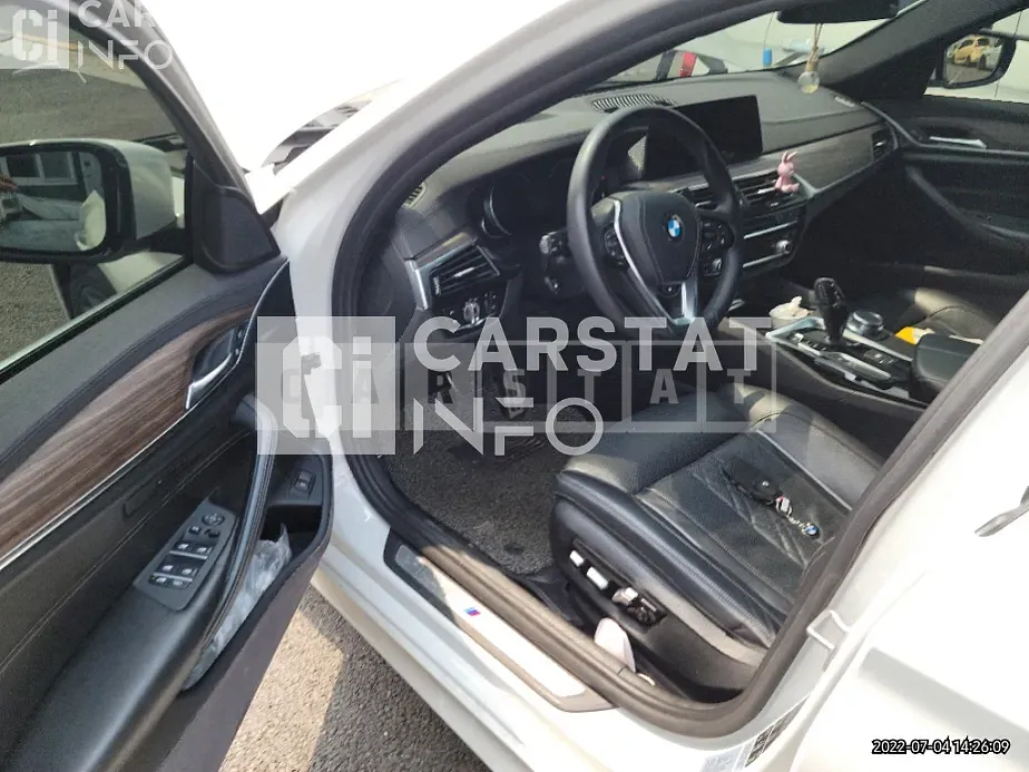 Photo 2 of 19: 2018 BMW Calm 520d xDrive, VIN WBAJC5105JG861364 — Korean insurance auction