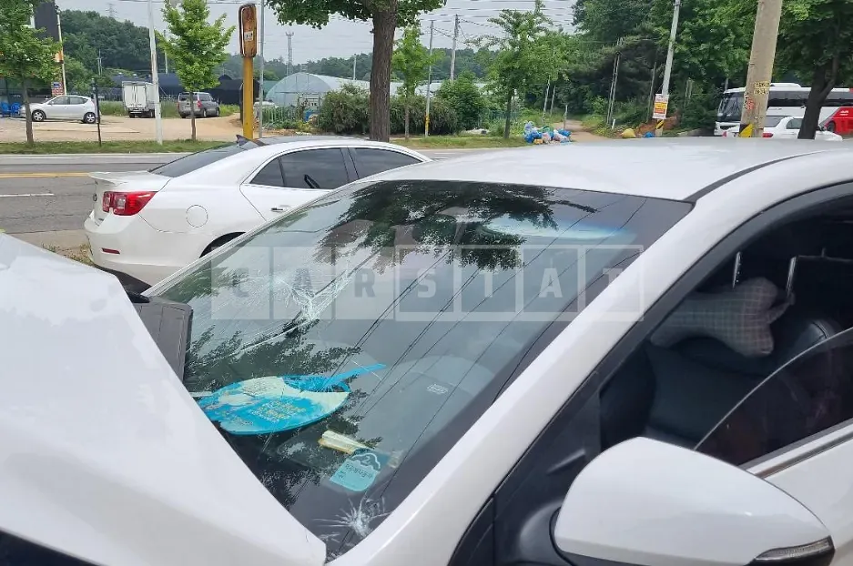 Photo 2 of 4: 2017 Hyundai Modern Ionic, VIN KMHC851CGHU034079 — Korean insurance auction