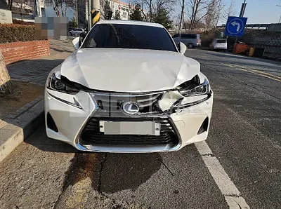 Photo 1 of 11: 2017 Lexus IS200T, VIN JTHBA5D26H5056908 — Korean insurance auction