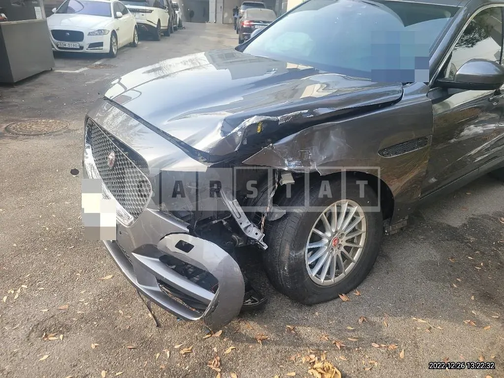 Photo 2 of 17: 2017 Jaguar F-Pace 20d, VIN SADCA2BN4JA274915 — Korean insurance auction