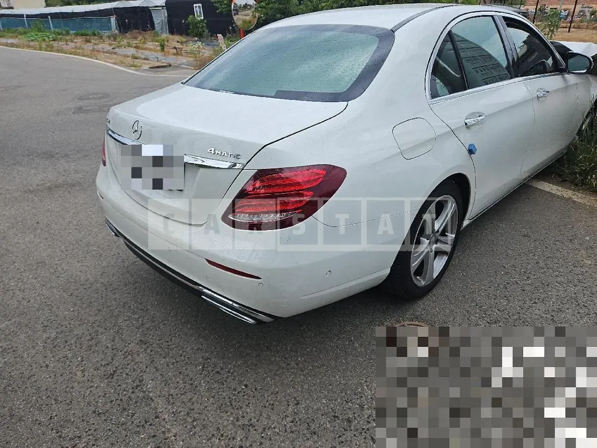 Photo 2 of 10: 2017 Mercedes-Benz E220 d — Korean insurance auction