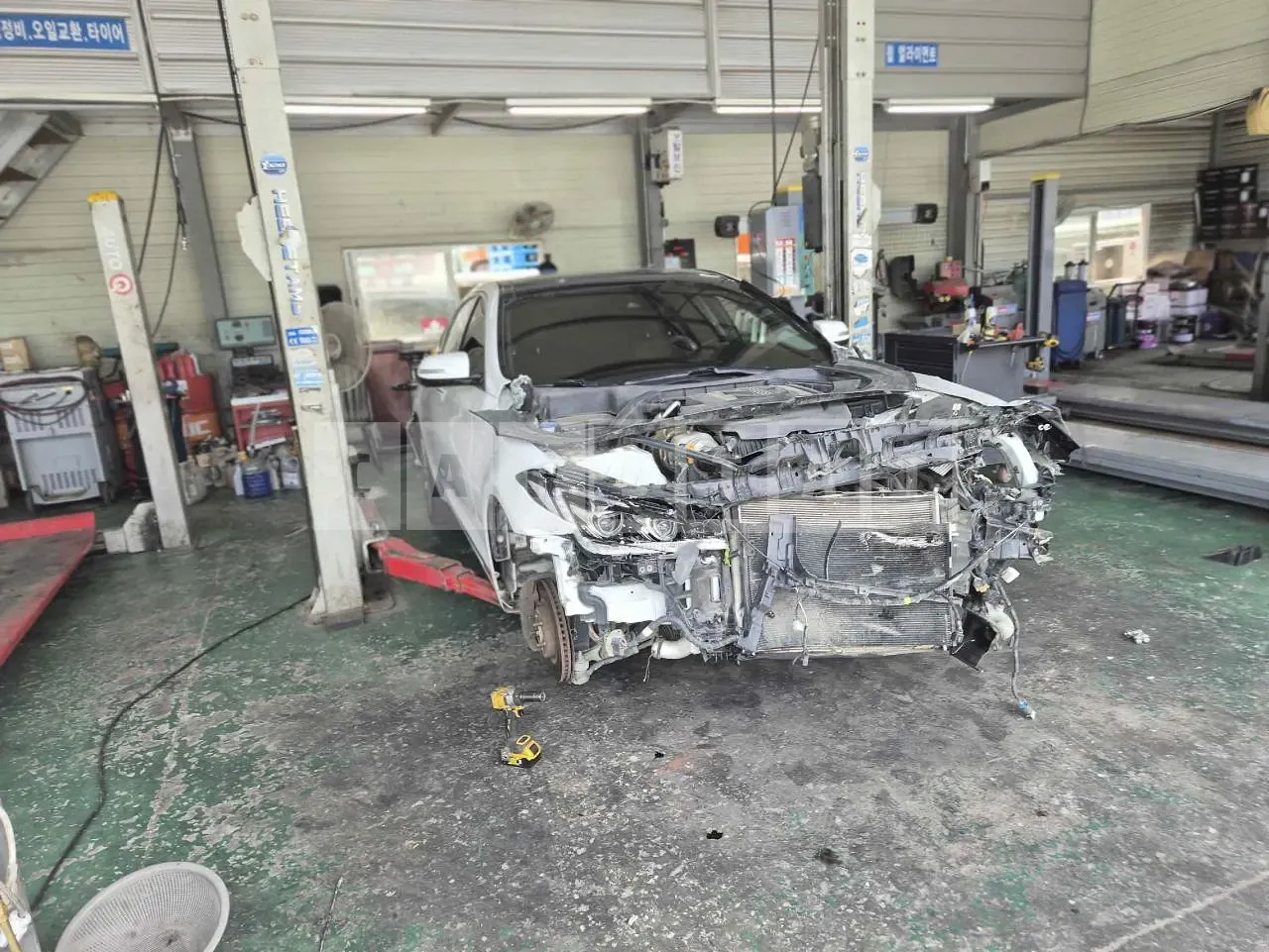 Photo 2 of 43: 2018 Hyundai Genesis G80, VIN KMHGM412DJU292006 — Korean insurance auction