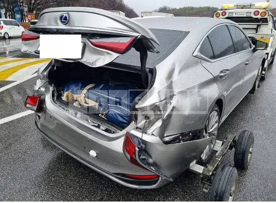 Photo 2 of 5: 2022 Lexus ES300h, VIN JTHBA1C10N2008318 — Korean insurance auction