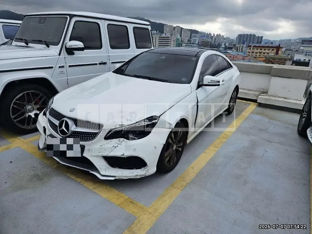 Photo 2 of 36: 2016 Mercedes-Benz E200 Coupe — Korean insurance auction