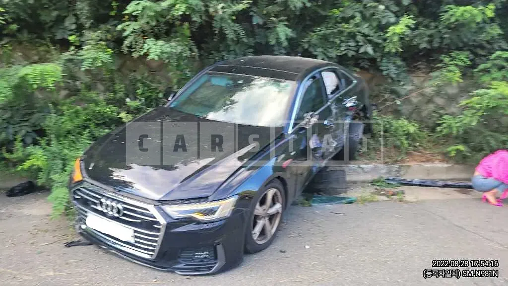Photo 2 of 8: 2020 Audi A6 40 TDI, VIN WAUZZZF29LN030872 — Korean insurance auction
