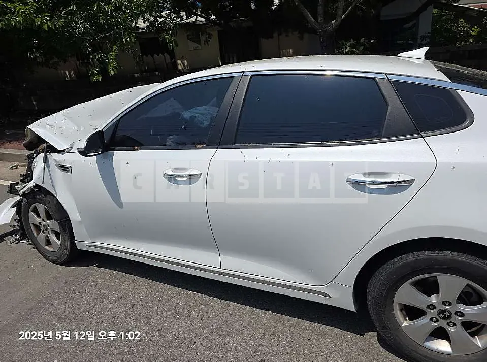 Photo 2 of 8: 2016 Kia K5 — Korean insurance auction