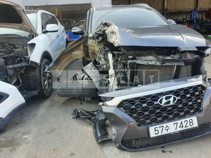 Photo 2 of 13: 2019 Hyundai Santa Fe, VIN KMHS381BBKU046289 — Korean insurance auction
