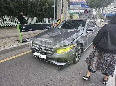 Photo 1 of 21: 2017 Mercedes-Benz E 300 4Matic, VIN WDDZF4KB9HA080017 — Korean insurance auction