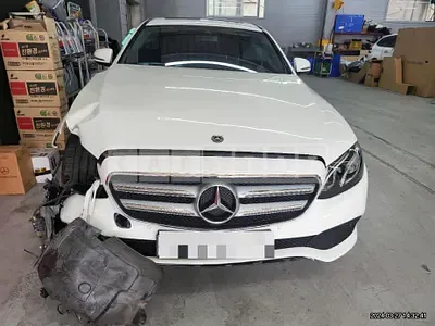 Photo 1 of 64: 2018 Mercedes-Benz E200, VIN WDDZF4CB8JA441791 — Korean insurance auction
