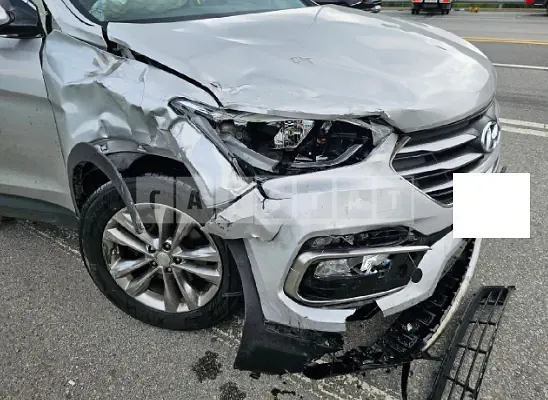 Photo 2 of 12: 2016 Hyundai Santa Fe, VIN KMHSU81UBGU632218 — Korean insurance auction