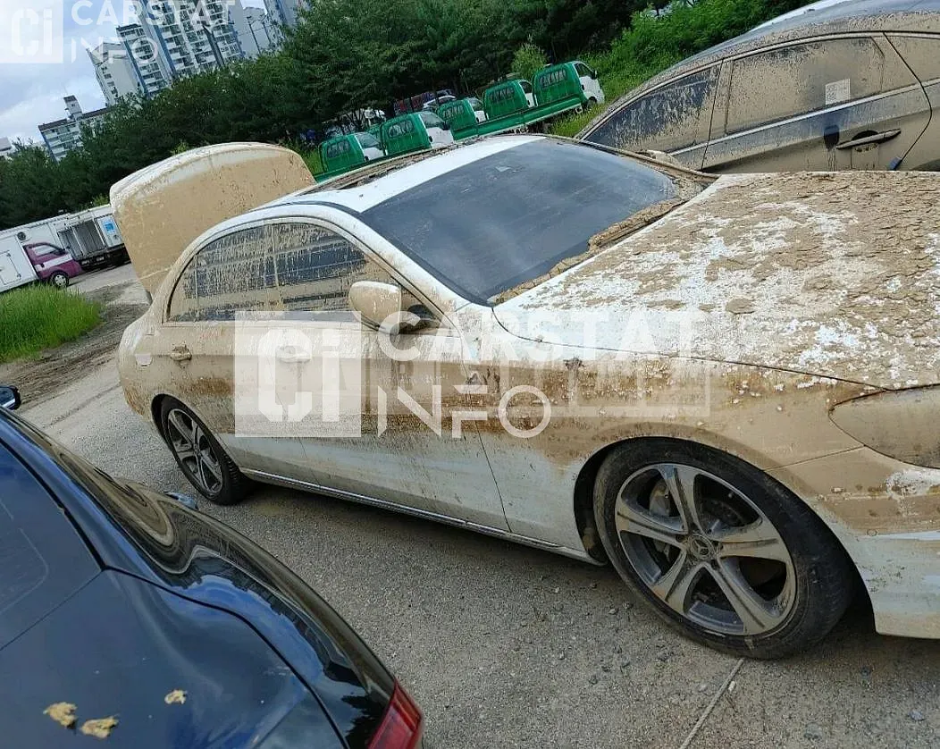 Photo 2 of 7: 2019 Mercedes-Benz Sandsbenz E300 — Korean insurance auction