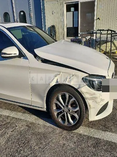 Photo 2 of 19: 2015 Mercedes-Benz C200, VIN WDDWF4CB7GF213120 — Korean insurance auction