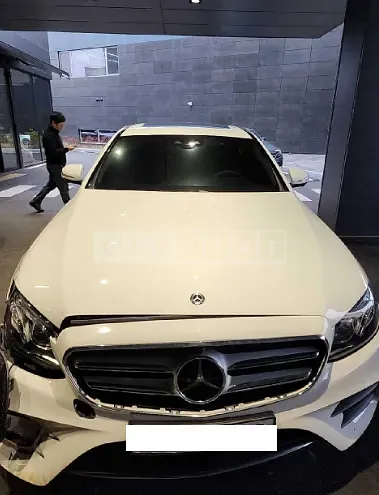 Photo 2 of 30: 2020 Mercedes-Benz E300 4Matic, VIN W1KZF4KB2LA841219 — Korean insurance auction