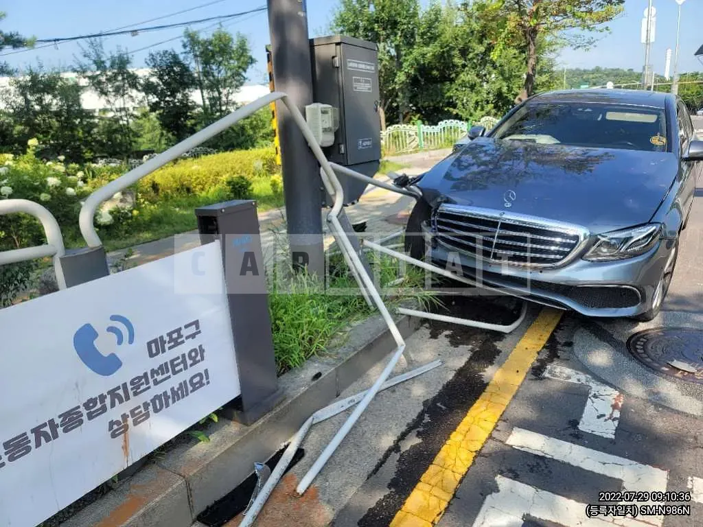 Photo 2 of 5: 2020 Mercedes-Benz E220d 4Matic, VIN WDDZF0FB0LA753756 — Korean insurance auction