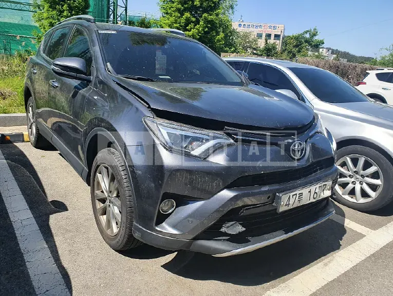 Photo 2 of 21: 2018 Toyota RAV4 2WD, VIN JTMYFREV4JD112952 — Korean insurance auction