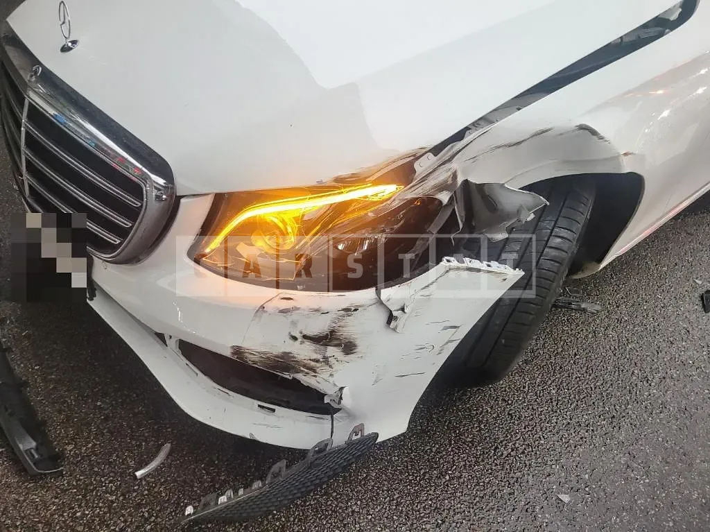 Photo 2 of 7: 2018 Mercedes-Benz E300 4Matic, VIN WDDZF4KBXJA374287 — Korean insurance auction