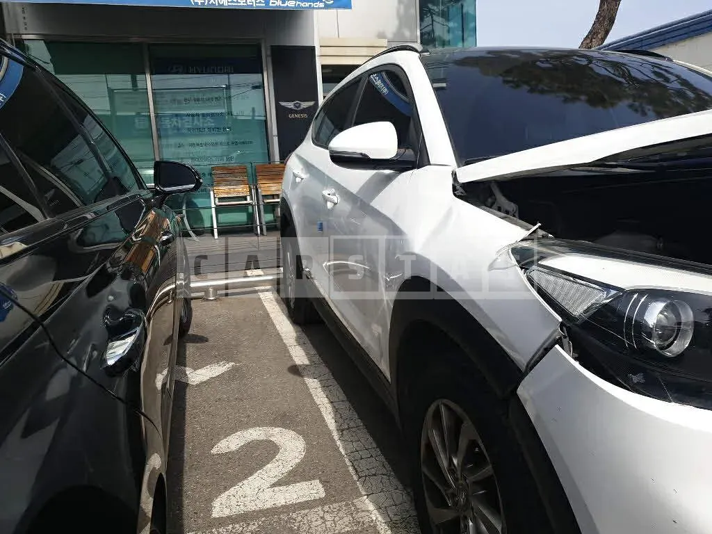 Photo 2 of 33: 2018 Hyundai Tucson, VIN KMHJ3815GJU706495 — Korean insurance auction