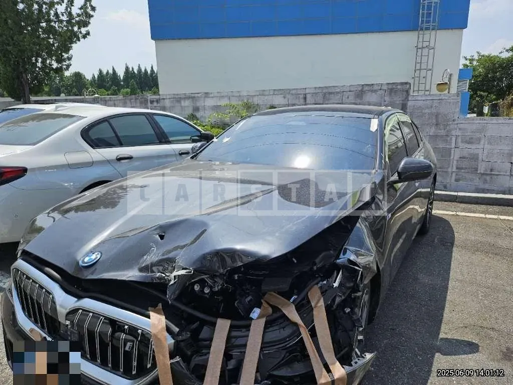Photo 2 of 25: 2025 BMW i5 eDrive40 — Korean insurance auction