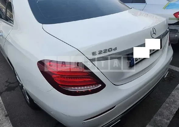 Photo 2 of 20: 2017 Mercedes-Benz E220 d, VIN WDDZF0EB1HA044858 — Korean insurance auction