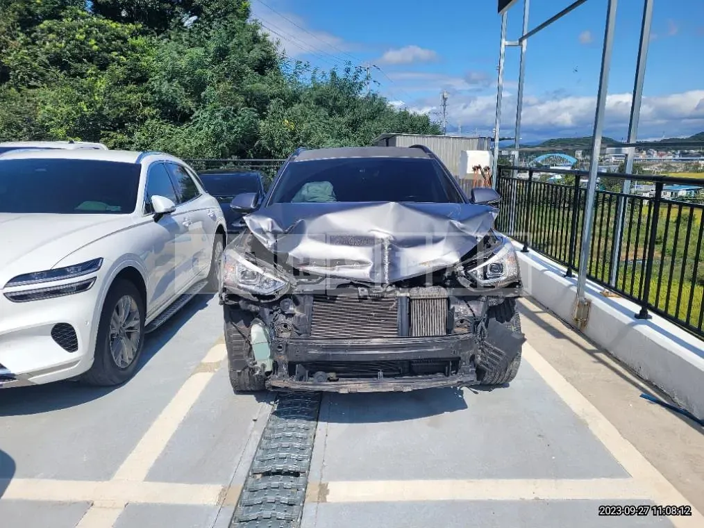 Photo 2 of 13: 2014 Hyundai Santa Fe, VIN KMHSW81XBFU338181 — Korean insurance auction